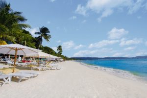 Pantai dengan air yang jernih serta pasir putih dan lembut di Filipina